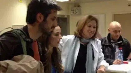 מספר 9 בתנועה מירב כהן ובעלה, מלווים על ידי ציפי לבני לחדר הלידה מספר 9 בתנועה מירב כהן ובעלה, מלווים על ידי ציפי לבני לחדר הלידה