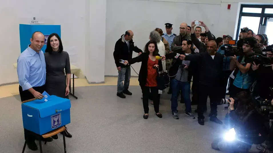 יו"ר הבית היהודי נפתלי בנט מצביע בקלפי ברעננה, ינואר 2013 יו"ר הבית היהודי נפתלי בנט מצביע בקלפי ברעננה, ינואר 2013
