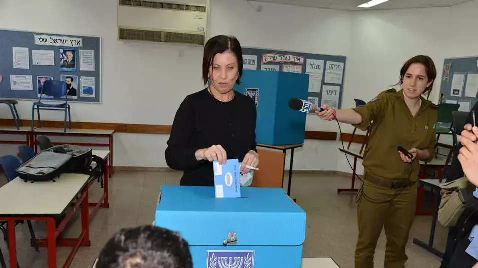 זהבה גלאון בקלפי בפ"ת, ינואר 2013 זהבה גלאון בקלפי בפ"ת, ינואר 2013