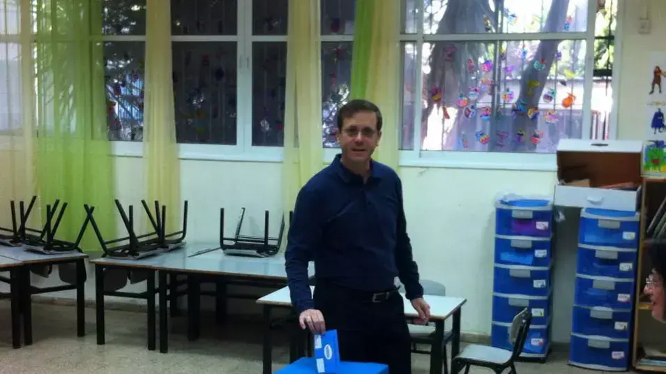 מספר 2 בעבודה יצחק הרצוג מצביע בקלפי בתל אביב, ינואר 2013 מספר 2 בעבודה יצחק הרצוג מצביע בקלפי בתל אביב, ינואר 2013