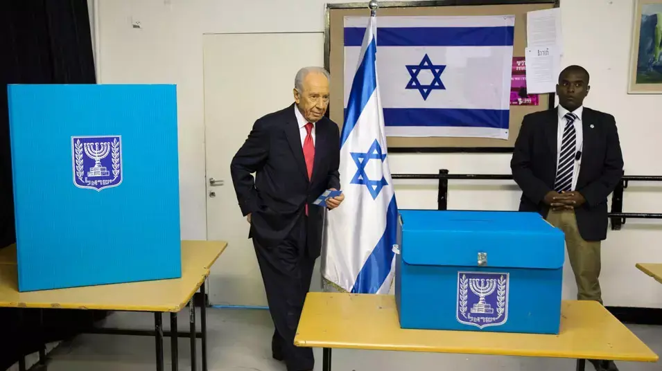 שמעון פרס בקלפי, ינואר 2013 שמעון פרס בקלפי, ינואר 2013