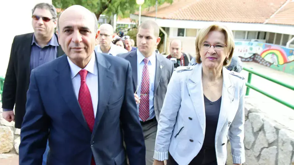 שאול מופז ורעייתו אורית מגיעים לקלפי בכוכב יאיר, ינואר 2013 שאול מופז ורעייתו אורית מגיעים לקלפי בכוכב יאיר, ינואר 2013