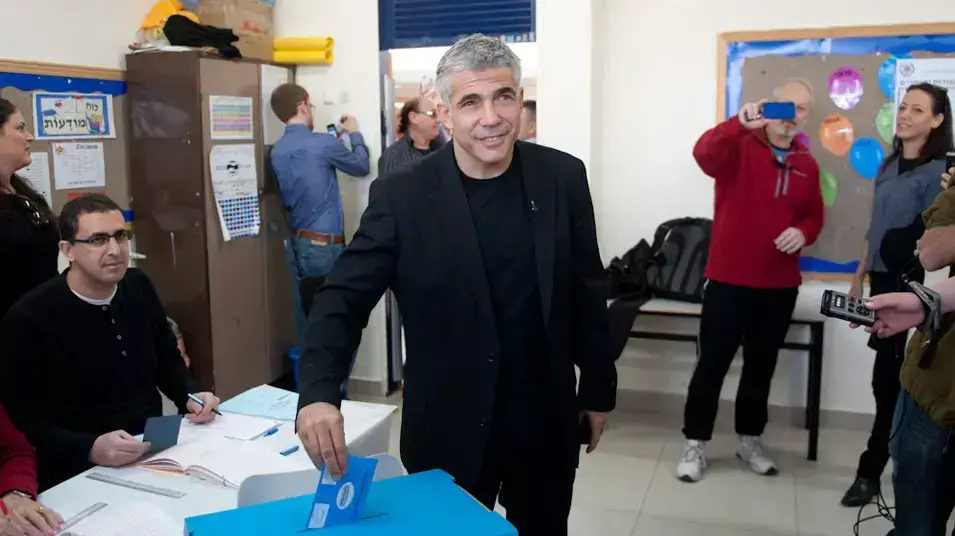 יאיר לפיד בקלפי ברמת אביב, ינואר 2013 יאיר לפיד בקלפי ברמת אביב, ינואר 2013