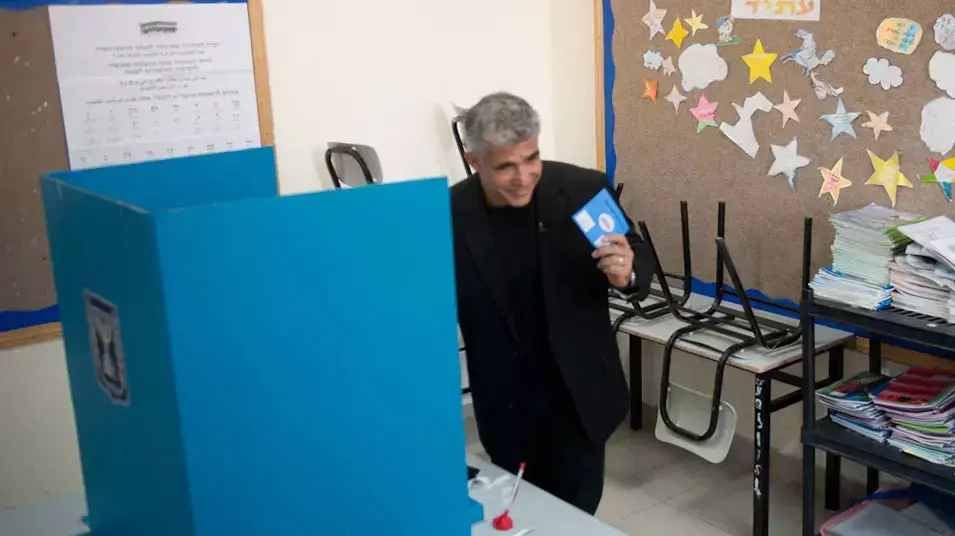 יאיר לפיד בקלפי ברמת אביב, ינואר 2013 יאיר לפיד בקלפי ברמת אביב, ינואר 2013