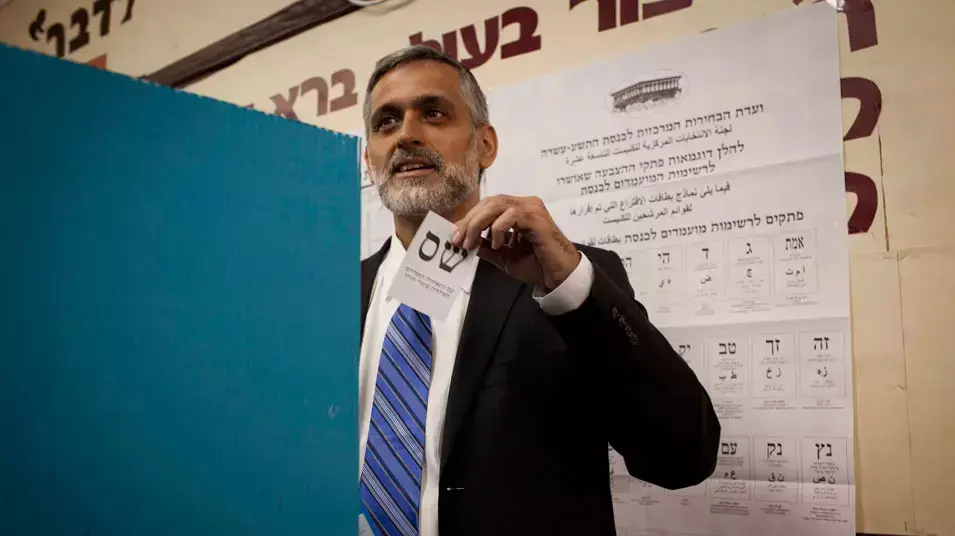 אלי ישי מצביע ש"ס בקלפי בירושלים, ינואר 2013 אלי ישי מצביע ש"ס בקלפי בירושלים, ינואר 2013