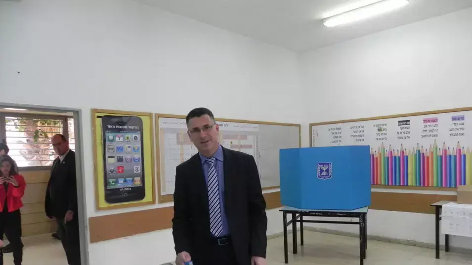 שר החינוך גדעון סער מצביע בבי"ס לאומנויות בתל אביב, ינואר 2013 שר החינוך גדעון סער מצביע בבי"ס לאומנויות בתל אביב, ינואר 2013