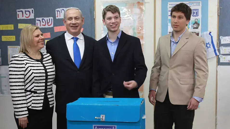 ראש הממשלה בנימין נתניהו ובני משפחתו בקלפי בשכונת רחביה בירושלים, ינואר 2013 ראש הממשלה בנימין נתניהו ובני משפחתו בקלפי בשכונת רחביה בירושלים, ינואר 2013