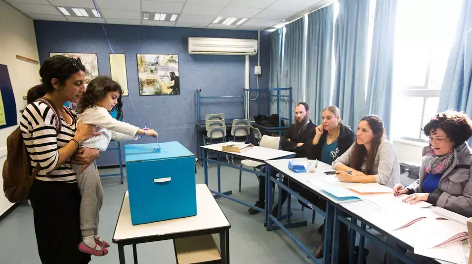 אזרחים מצביעים בקלפי, ינואר 2013 אזרחים מצביעים בקלפי, ינואר 2013