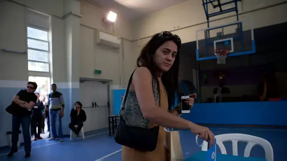 אזרחים מצביעים בקלפיות, ינואר 2013