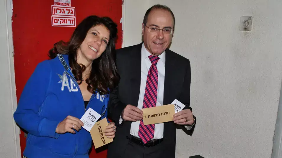 סילבן שלום וג'ודי ניר מוזס שלום מצביעים בקלפי ברמת גן, ינואר 2013 סילבן שלום וג'ודי ניר מוזס שלום מצביעים בקלפי ברמת גן, ינואר 2013