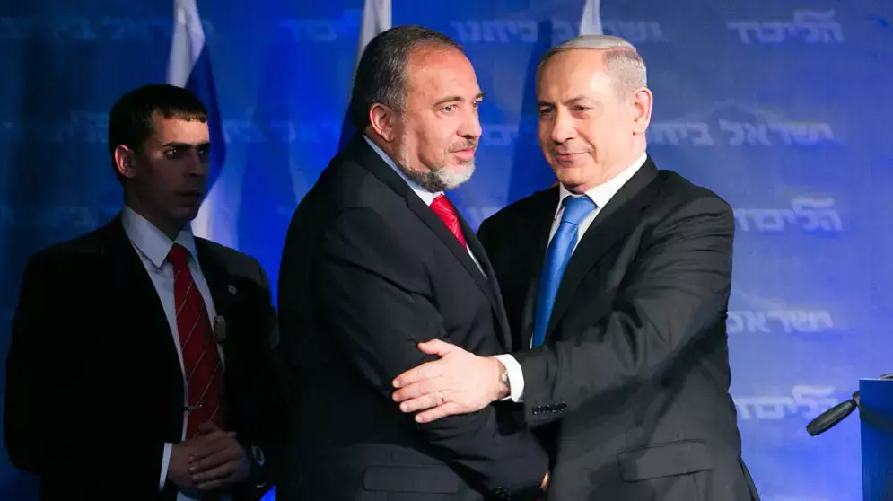 בנימין נתניהו ואביגדור ליברמן באירוע הליכוד  ישראל ביתנו לאחר פרסום תוצאות המדגם, ינואר 2013