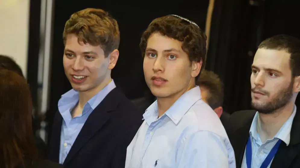 אבנר ויאיר נתניהו הערב באירוע הליכוד בגני התערוכה לאחר פרסום תוצאות המדגם, ינואר 2013 אבנר ויאיר נתניהו הערב באירוע הליכוד בגני התערוכה לאחר פרסום תוצאות המדגם, ינואר 2013