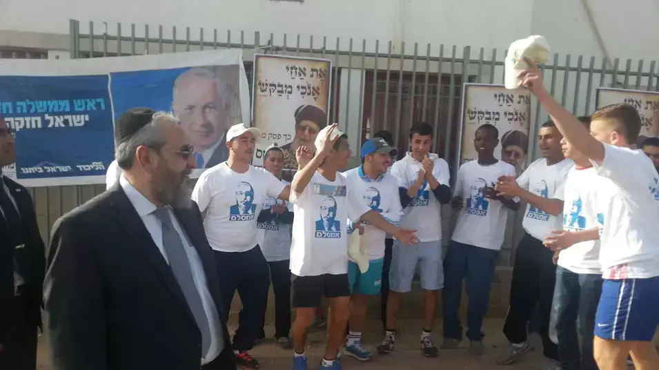 הרב חיים אמסלם ופעילי מפלגת עם שלם ביום הבחירות, ינואר 2013 הרב חיים אמסלם ופעילי מפלגת עם שלם ביום הבחירות, ינואר 2013