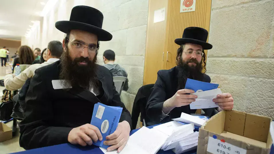 ספירת פתקי ההצבעה של המעטפות הכפולות בוועדת הבחירות המרכזית, ירושלים, 24 ינואר 2013 ספירת פתקי ההצבעה של המעטפות הכפולות בוועדת הבחירות המרכזית, ירושלים, 24 ינואר 2013