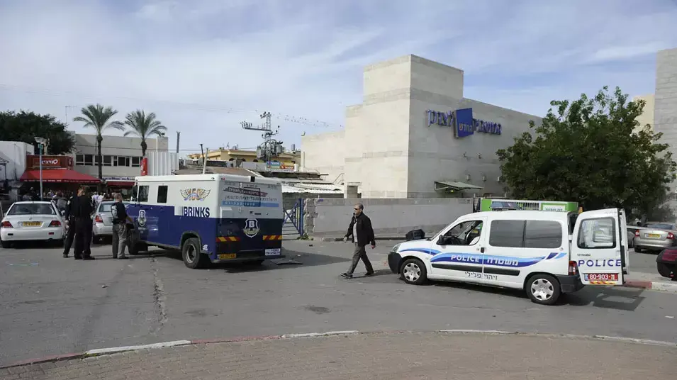 ניסיון לשוד משאית ברינקס באשקלון, אחד השודדים נורה. ינואר 2013 ניסיון לשוד משאית ברינקס באשקלון, אחד השודדים נורה. ינואר 2013