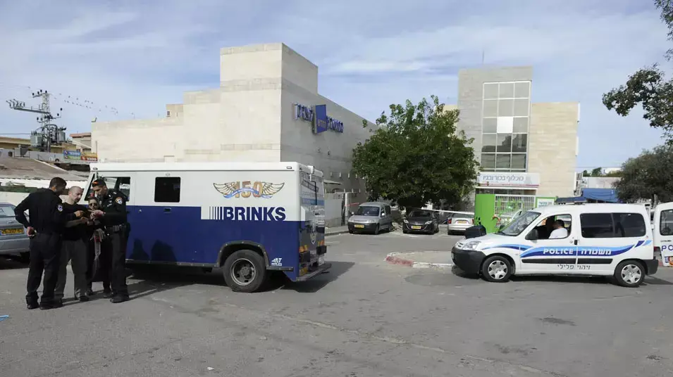 ניסיון לשוד משאית ברינקס באשקלון, אחד השודדים נורה. ינואר 2013 ניסיון לשוד משאית ברינקס באשקלון, אחד השודדים נורה. ינואר 2013