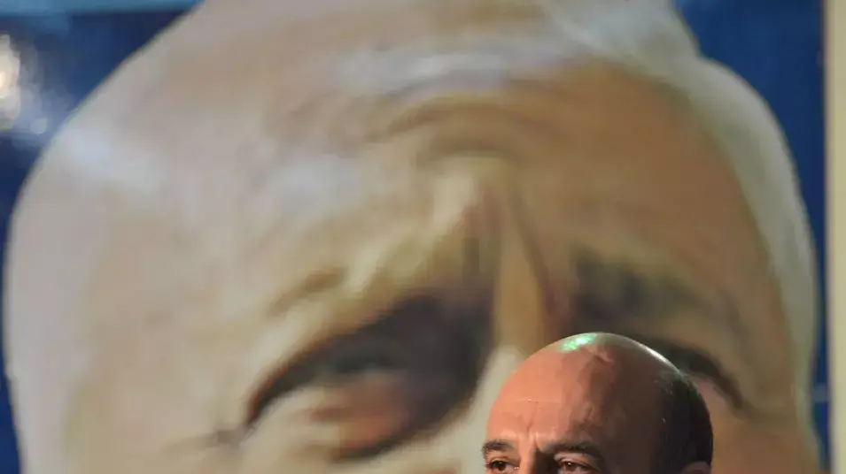 מופז פוזל לקואליציה: "להזיז את נתניהו למרכז" מופז פוזל לקואליציה: "להזיז את נתניהו למרכז"