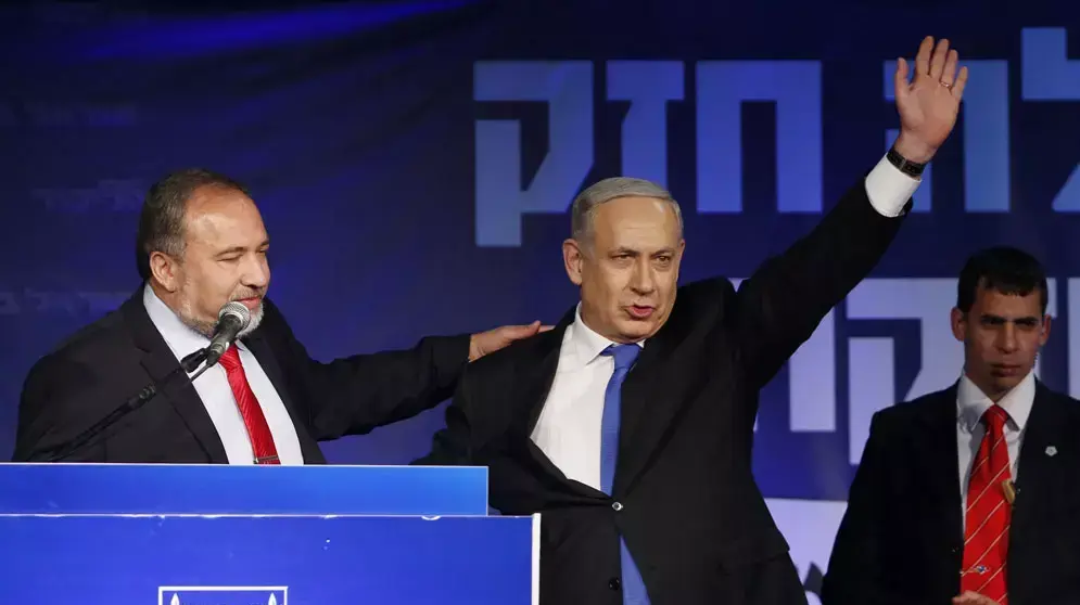 ראש הממשלה בנימין נתניהו עם אביגדור ליברמן לאחר היוודע תוצאות הבחירות לכנסת ה-19, ינואר 2013 ראש הממשלה בנימין נתניהו עם אביגדור ליברמן לאחר היוודע תוצאות הבחירות לכנסת ה-19, ינואר 2013