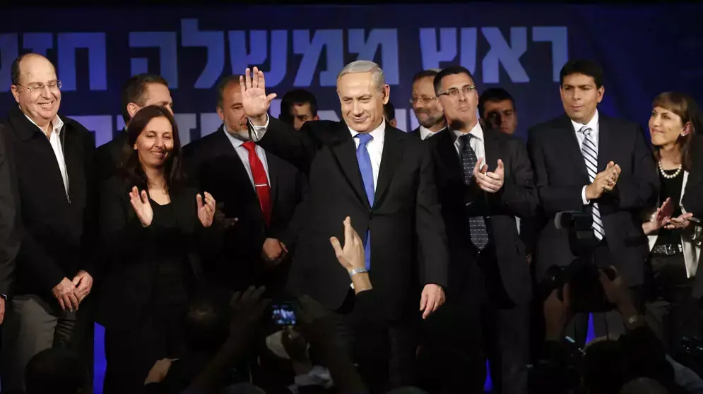 ראש הממשלה בנימין נתניהו עם חברי רשימת הליכוד ביתנו לאחר היוודע תוצאות הבחירות לכנסת ה-19, ינואר 2013 ראש הממשלה בנימין נתניהו עם חברי רשימת הליכוד ביתנו לאחר היוודע תוצאות הבחירות לכנסת ה-19, ינואר 2013