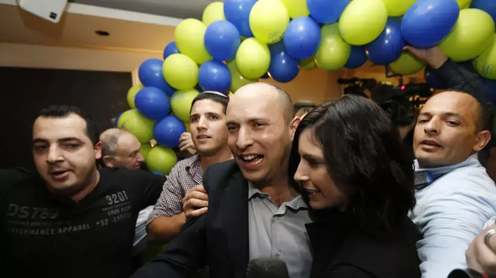 יו"ר מפלגת הבית היהודי נפתלי בנט לאחר היוודע תוצאות הבחירות לכנסת ה-19, ינואר 2013 יו"ר מפלגת הבית היהודי נפתלי בנט לאחר היוודע תוצאות הבחירות לכנסת ה-19, ינואר 2013