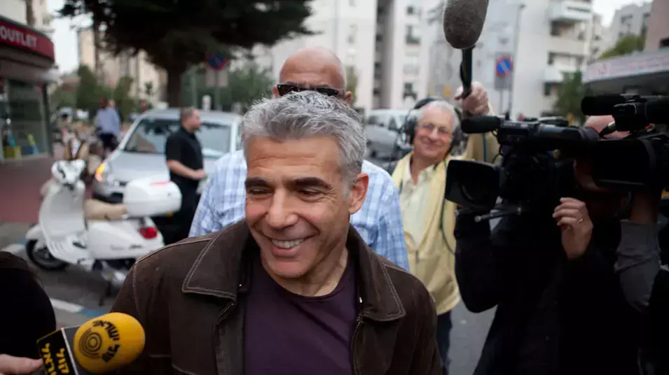 יור יש עתיד יאיר לפיד, בדרך לישיבת סיעה ראשונה של יש עתיד, ינואר 2013 יור יש עתיד יאיר לפיד, בדרך לישיבת סיעה ראשונה של יש עתיד, ינואר 2013