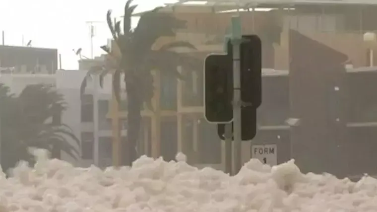 שינויי מזג האוויר: קצף מסתורי הציף את אוסטרליה