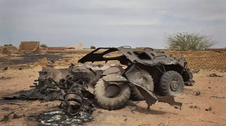 משוריין של כחות המורדים שנפגע מאש כוח צבא צרפת ליד העיר קונה, מאלי, 27 ינואר 2013 משוריין של כחות המורדים שנפגע מאש כוח צבא צרפת ליד העיר קונה, מאלי, 27 ינואר 2013