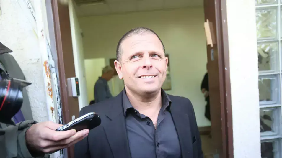 איתן כבל יוצא מישיבת סיעת מפלגת העבודה, ינואר 2013 איתן כבל יוצא מישיבת סיעת מפלגת העבודה, ינואר 2013