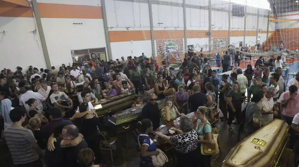 אבלים יום אחרי השריפה בברזיל 28 בינואר 2013
