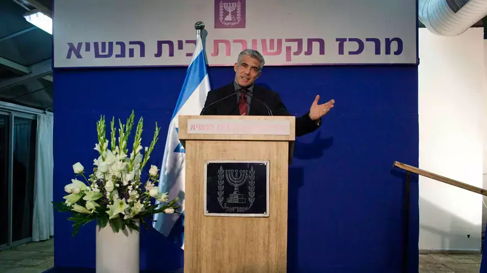יאיר לפיד ובכירי יש עתיד מגיעים להתייעצות עם נשיא המדינה שמעון פרס, ינואר 2013 יאיר לפיד ובכירי יש עתיד מגיעים להתייעצות עם נשיא המדינה שמעון פרס, ינואר 2013