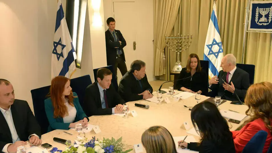 שמעון פרס וחברי סיעת העבודה בהתייעצות בבית הנשיא, 31 בינואר 2013 שמעון פרס וחברי סיעת העבודה בהתייעצות בבית הנשיא, 31 בינואר 2013