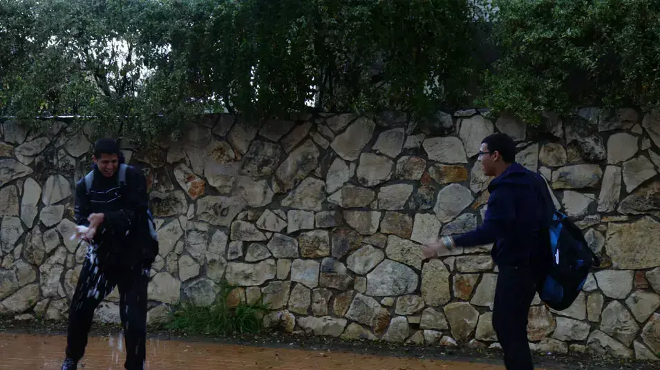 נערים משתעשעים בברד שירד הבוקר ברחוב חטיבת גולני בחדרה, ינואר 2013 נערים משתעשעים בברד שירד הבוקר ברחוב חטיבת גולני בחדרה, ינואר 2013