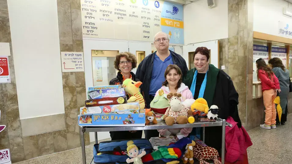עדן לוין שתרמה את מתנות הבת מצווה שלה לחולים ברמב"ם, ינואר 2013