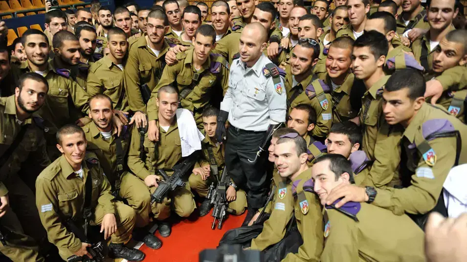 הענקת סיכות לוחם ללוחמי גבעתי בידי מפקדם, סרן זיו שילון, שנפגע בגבול עזה ואיבד את ידו, ינואר 2013 הענקת סיכות לוחם ללוחמי גבעתי בידי מפקדם, סרן זיו שילון, שנפגע בגבול עזה ואיבד את ידו, ינואר 2013