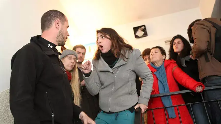 פעילים ניסו למנוע פינוי אישה מביתה