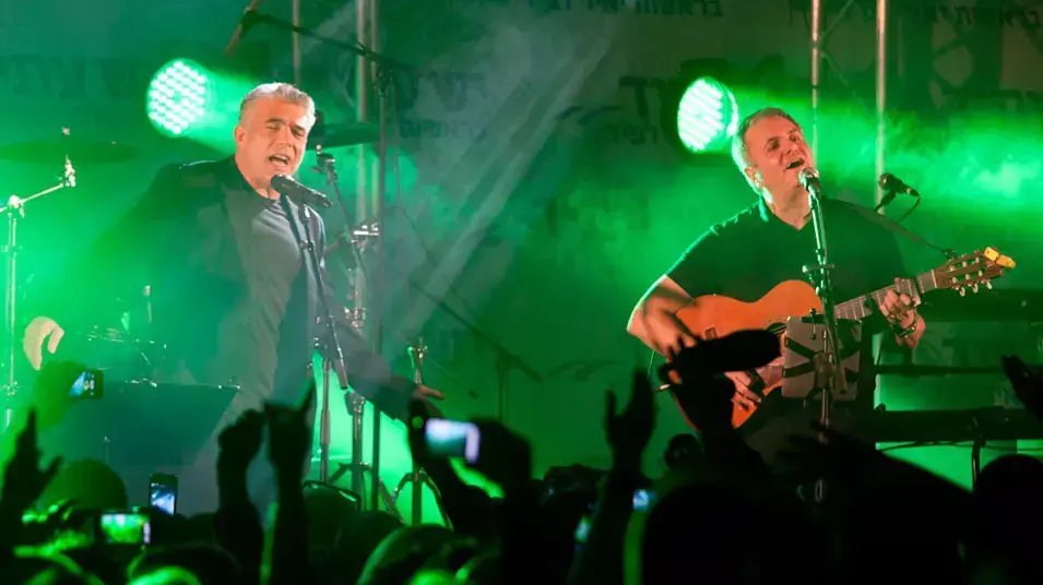 יאיר לפיד חגג את ההישג בבחירות במסיבה עם פעיליו יאיר לפיד חגג את ההישג בבחירות במסיבה עם פעיליו