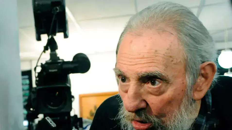 מנהיג קובה לשעבר, פידל קסטרו, מצביע בקלפי בהוואנה. ינואר 2013 מנהיג קובה לשעבר, פידל קסטרו, מצביע בקלפי בהוואנה. ינואר 2013