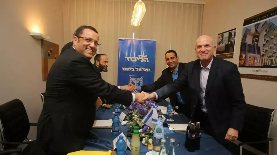 יואל חסון ונציגי התנועה מגיעים למו"מ קואליציוני עם נציגי הליכוד בכפר המכביה, ינואר 2013 יואל חסון ונציגי התנועה מגיעים למו"מ קואליציוני עם נציגי הליכוד בכפר המכביה, ינואר 2013