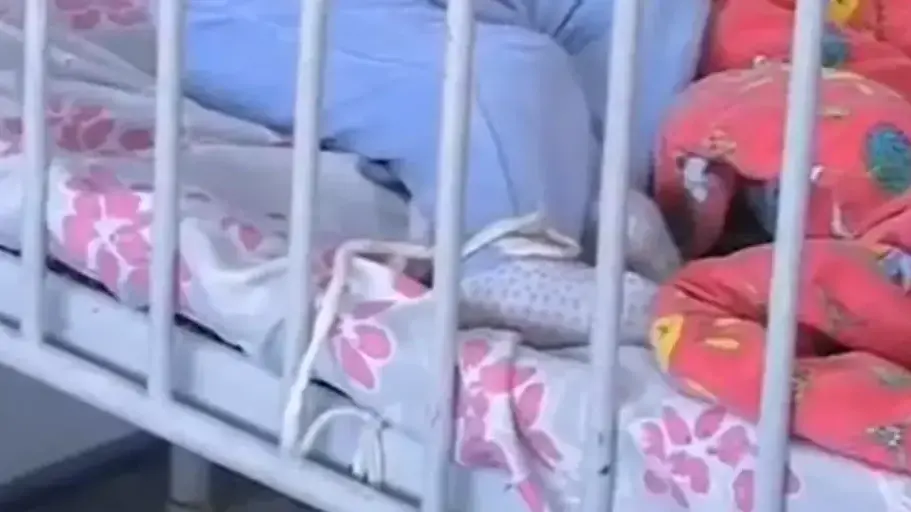 תינוקות קשורים בבית חולים ברומניה תינוקות קשורים בבית חולים ברומניה