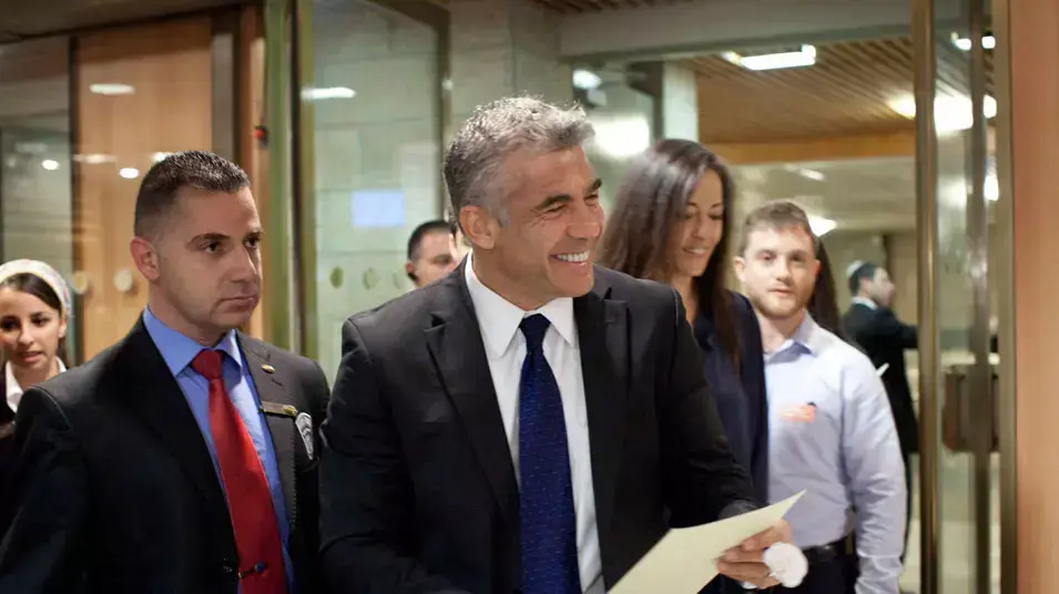 יאיר לפיד מגיע לטקס ההשבעה לכנסת ה-19, פברואר 2013 יאיר לפיד מגיע לטקס ההשבעה לכנסת ה-19, פברואר 2013