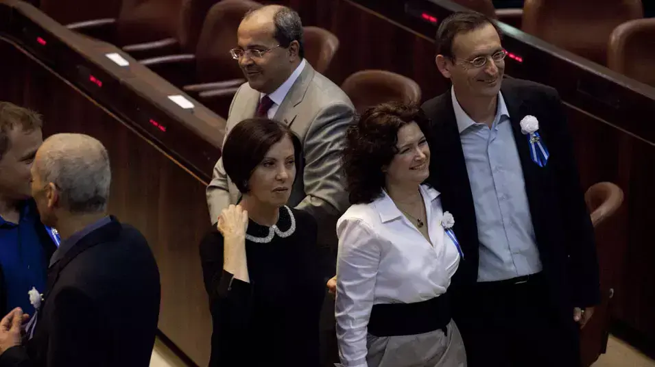 זהבה גלאון, מיכל רוזין ודב חנין בטקס השבעת הכנסת ה-19, ינואר 2013 זהבה גלאון, מיכל רוזין ודב חנין בטקס השבעת הכנסת ה-19, ינואר 2013
