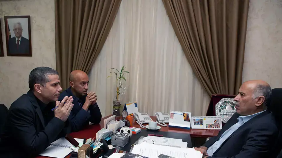 ינון מגל ואבי יששכרוף בראיון עם ג'בריל רג'וב ברמאללה, ינואר 2013 ינון מגל ואבי יששכרוף בראיון עם ג'בריל רג'וב ברמאללה, ינואר 2013