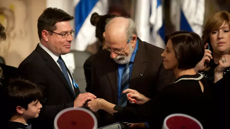 ח"כ אופיר אקוניס וח"ח זהבה גלאון בטקס השבעת הכנסת ה-19, ינואר 2013 ח"כ אופיר אקוניס וח"ח זהבה גלאון בטקס השבעת הכנסת ה-19, ינואר 2013