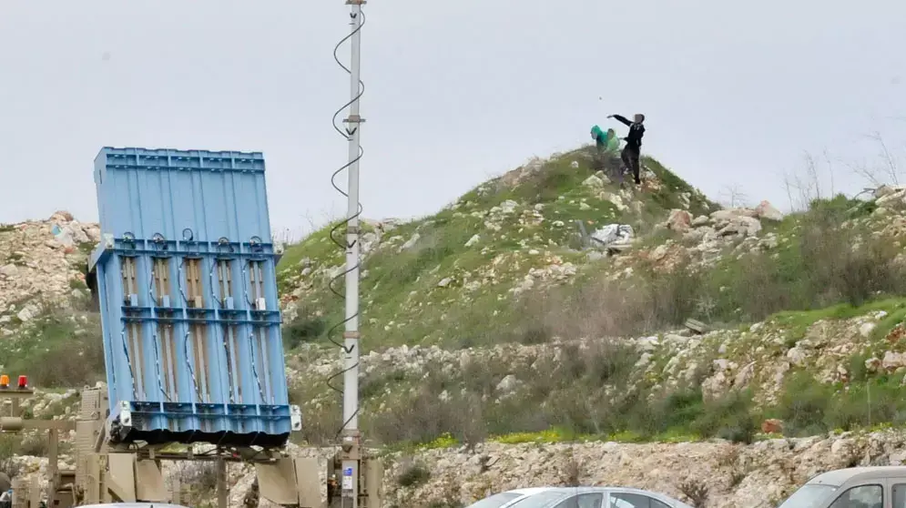 נערים מוסלמים מיידים אבנים לעבר כיפת ברזל בצפון, פברואר 2013