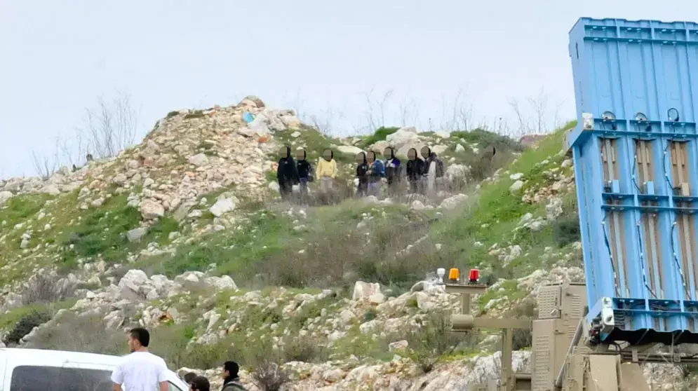 נערים מוסלמים מיידים אבנים לעבר כיפת ברזל בצפון, פברואר 2013 נערים מוסלמים מיידים אבנים לעבר כיפת ברזל בצפון, פברואר 2013
