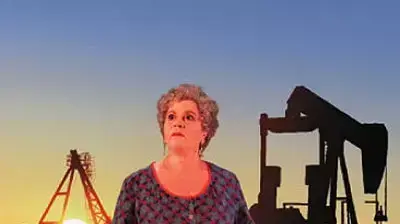 תיקי דיין בהצגה עיר הנפט צילום הקמארי