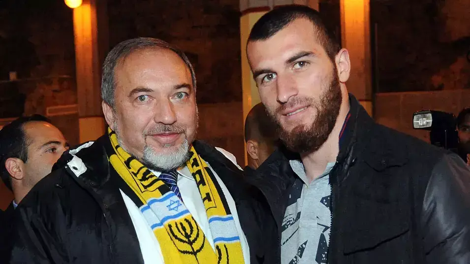 שר החוץ אביגדור ליברמן עם שחקן בית"ר ירושלים זאור סדאייב שר החוץ אביגדור ליברמן עם שחקן בית"ר ירושלים זאור סדאייב