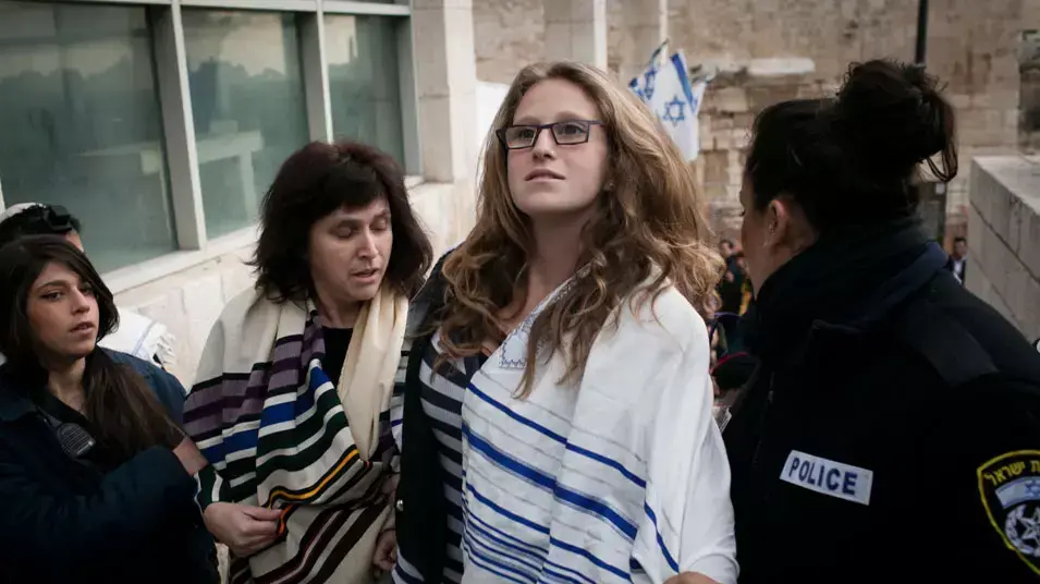 רבי סוזן סילברמן ובתה הלל אברמוביץ נעצרות בתפילה בכותל, ינואר 2013 רבי סוזן סילברמן ובתה הלל אברמוביץ נעצרות בתפילה בכותל, ינואר 2013