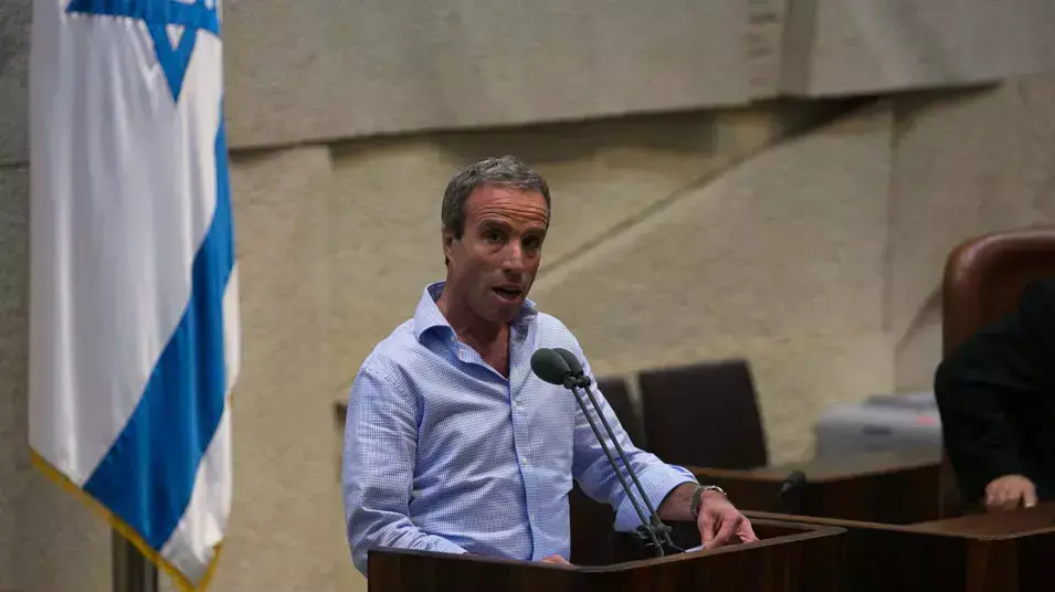 אלעזר שטרן בנאום הבכורה שלו במליאת הכנסת ה-19, פברואר 2013 אלעזר שטרן בנאום הבכורה שלו במליאת הכנסת ה-19, פברואר 2013