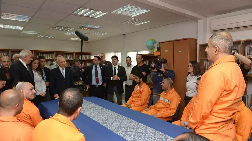 נשיא המדינה שמעון פרס בביקור בכלא איילון, פברואר 2013 נשיא המדינה שמעון פרס בביקור בכלא איילון, פברואר 2013